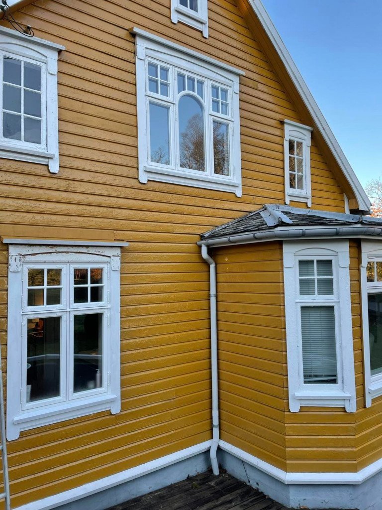 Skartveit utside hele sørside vinduer ferdig satt i